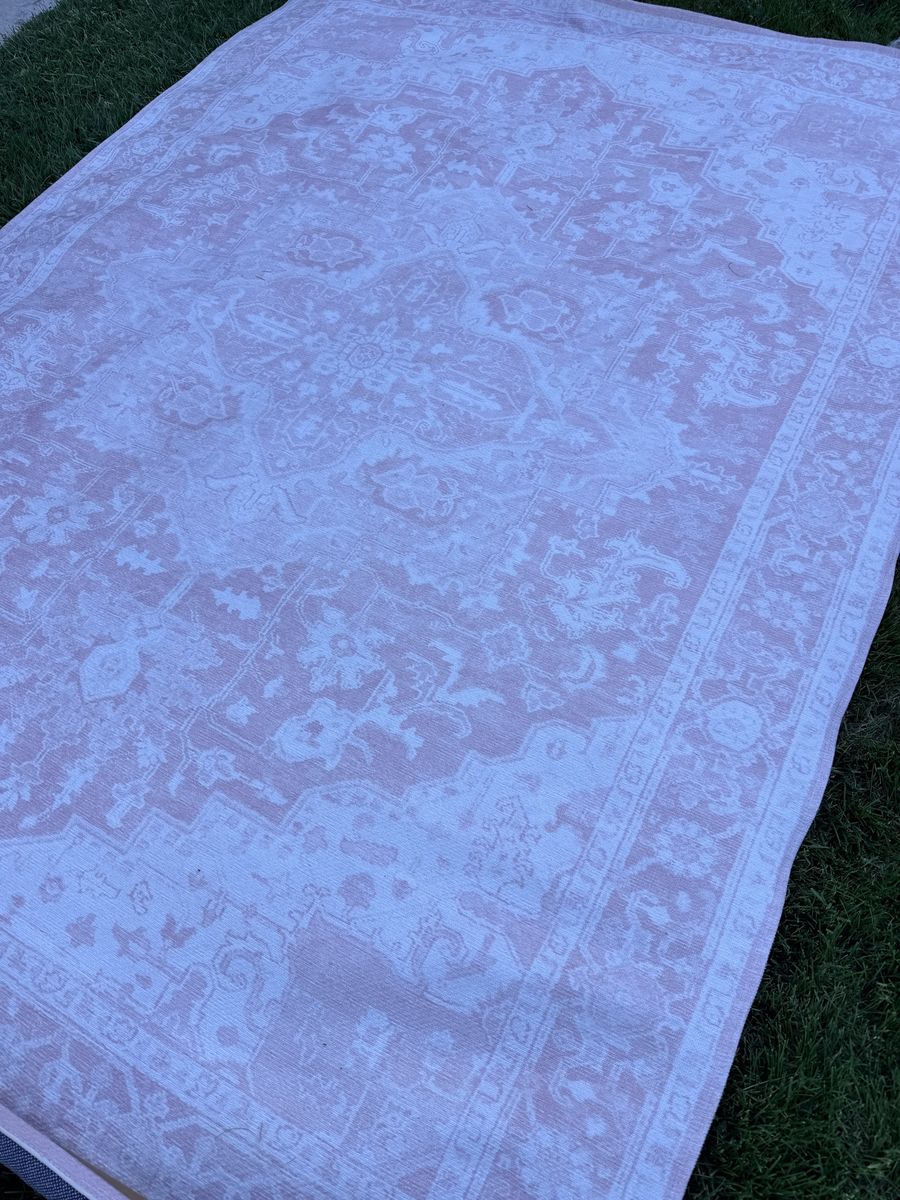 New. Pottery Barn 8x10 Pink/White Medallion Pattern