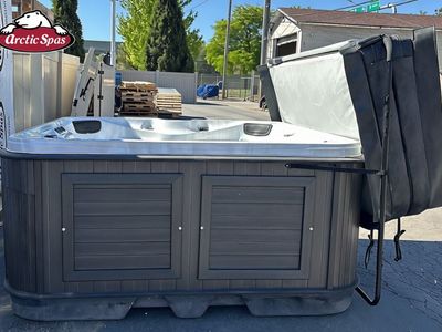 Arctic Spa Yukon 7' x 7' Refurbished