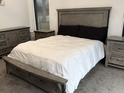 Queen Sized Bedroom Set (Grey Rustic)