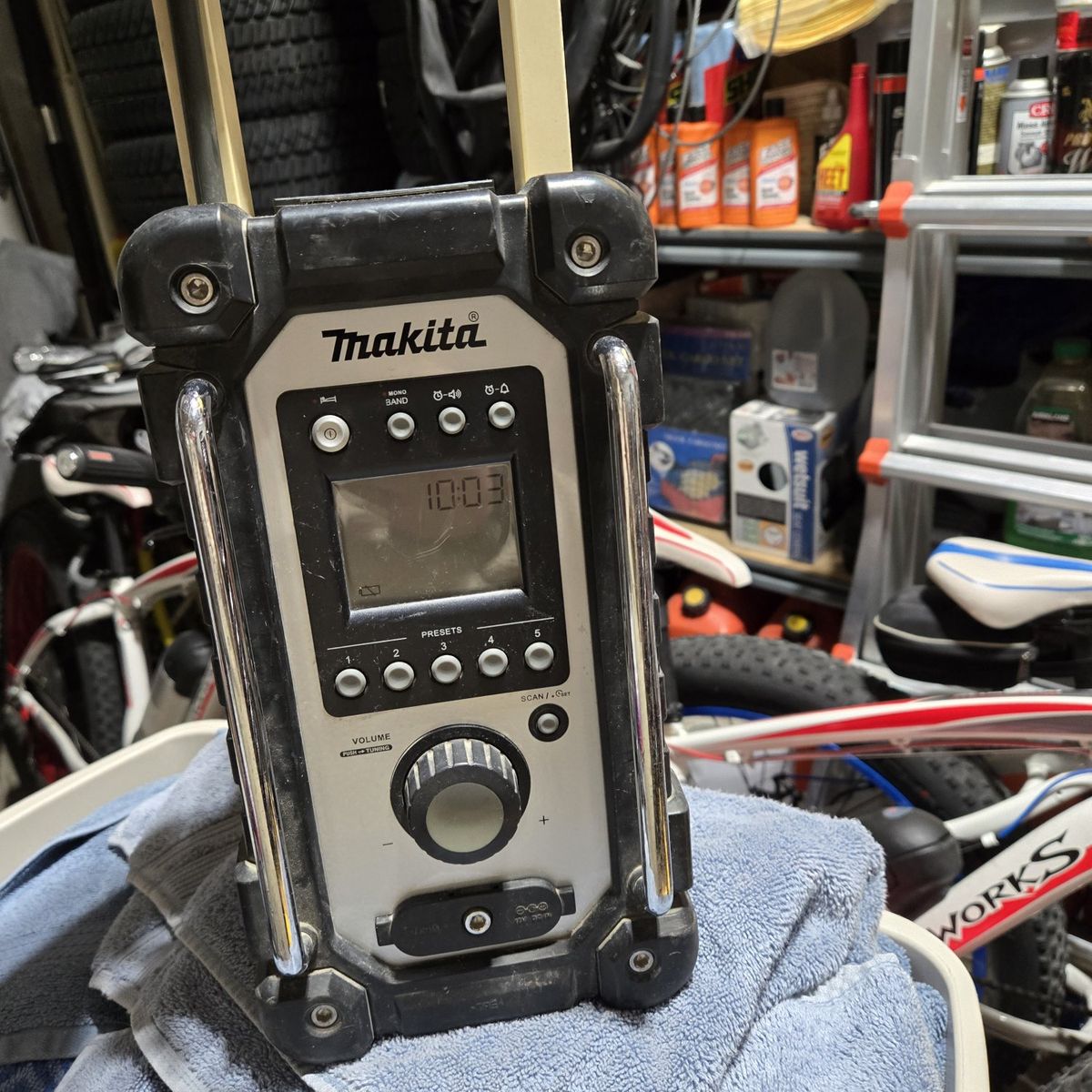MAKITA XRM02 JOBSITE RADIO, EXCELLENT COND