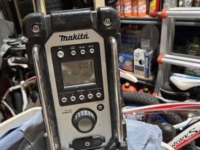 MAKITA XRM02 JOBSITE RADIO, EXCELLENT COND