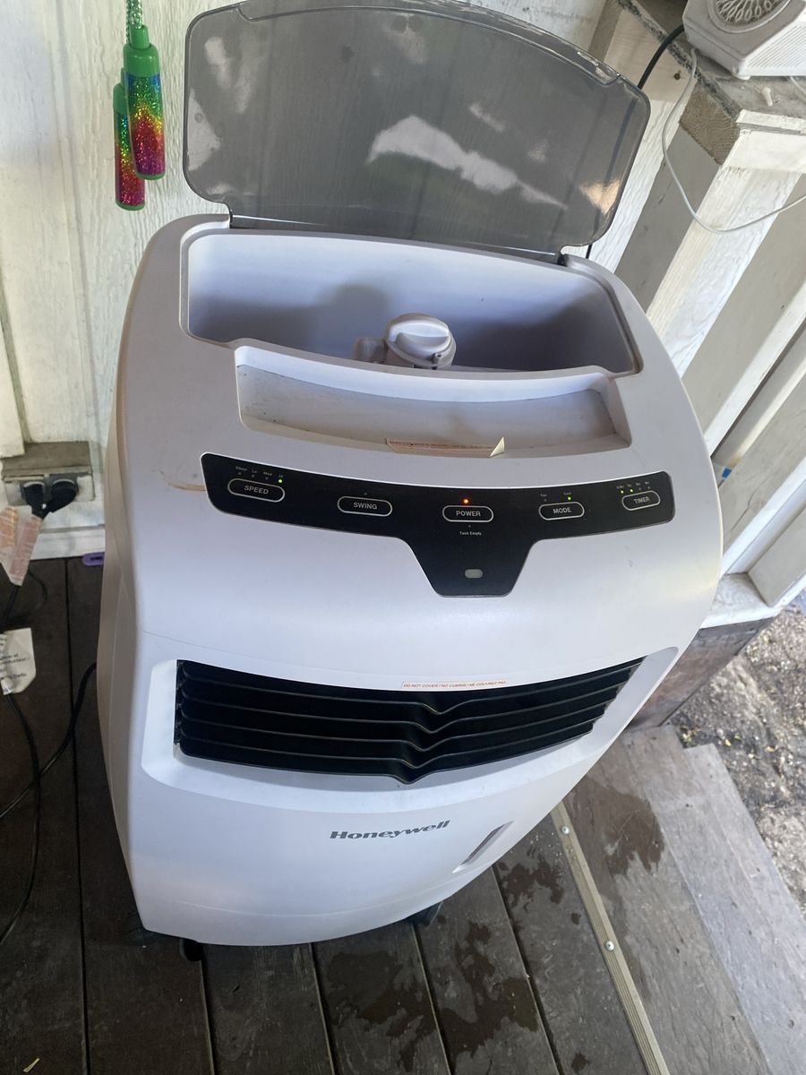 Honeywell CS071AE White 15 Pint Indoor Portable.   20. Lts. .   Air Cooler (Swamp Cooler). Like.  New