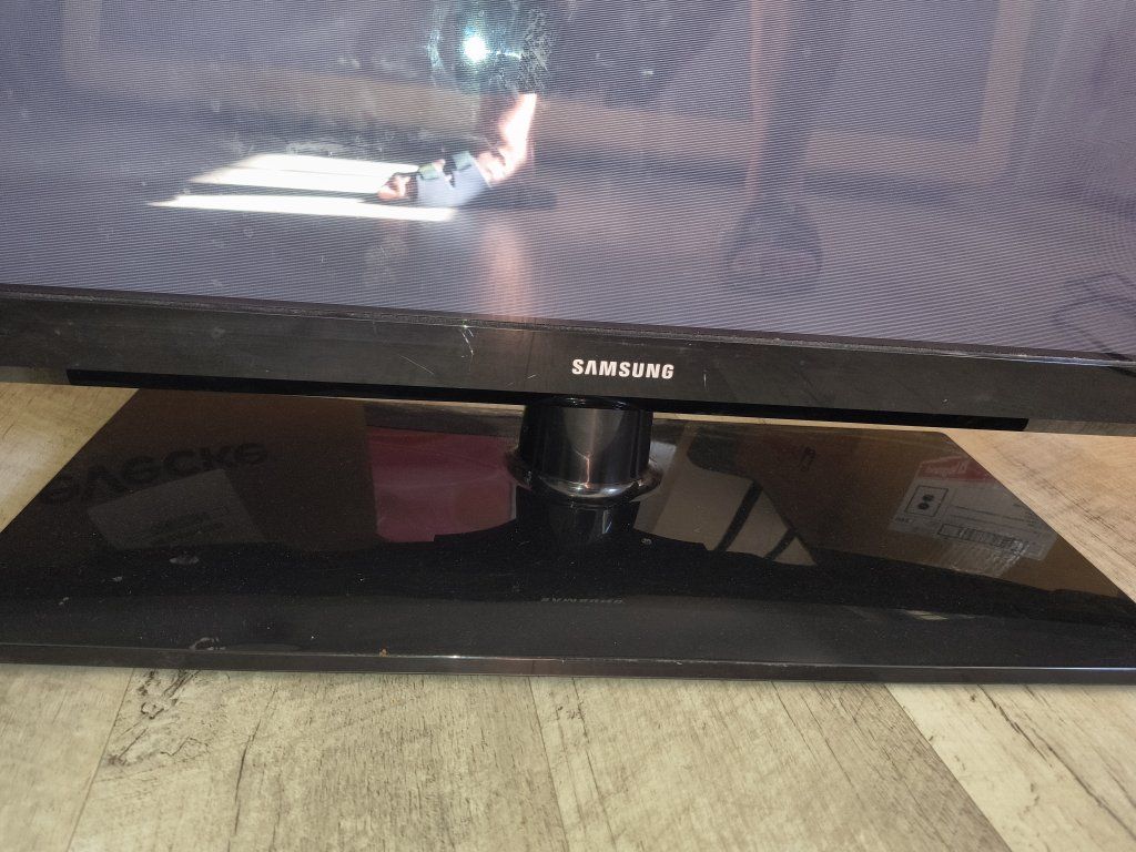 Samsung 46" LED TV with Stand - HDMI, Component, USB Connectivity