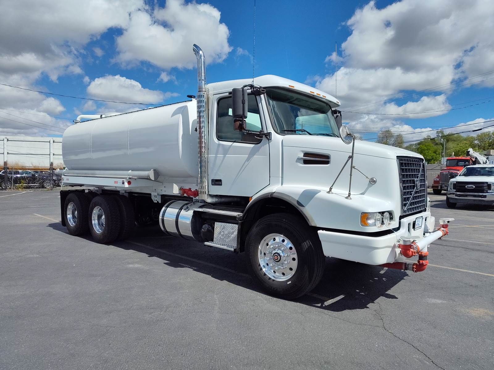 2007 Volvo VHD, NEW Tank, VE D12 12.13L, Eaton 10 Spd, NEW 4,000 Gal, Sprayers, 132K Low Miles!