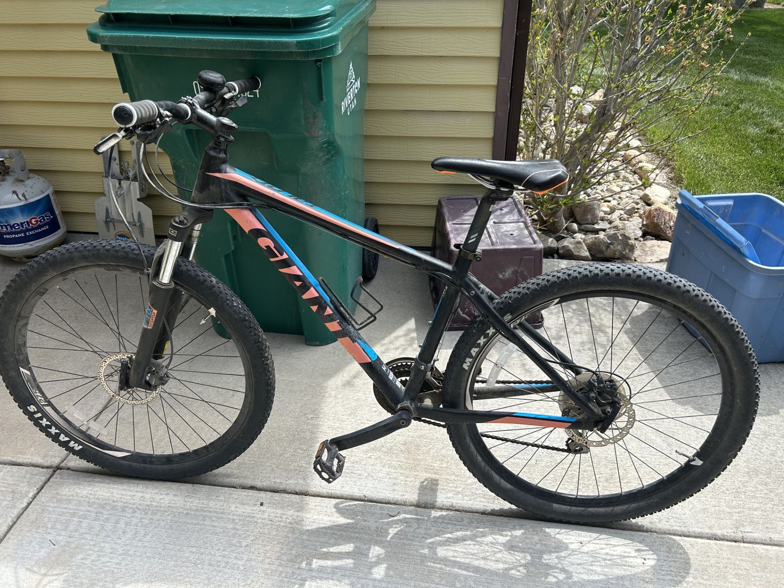 Giant Mens Mountain Bike