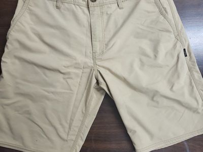 O'Neill Men's Khaki Hybrid Shorts Size 32 with 9" Inseam - Excellent Condition
