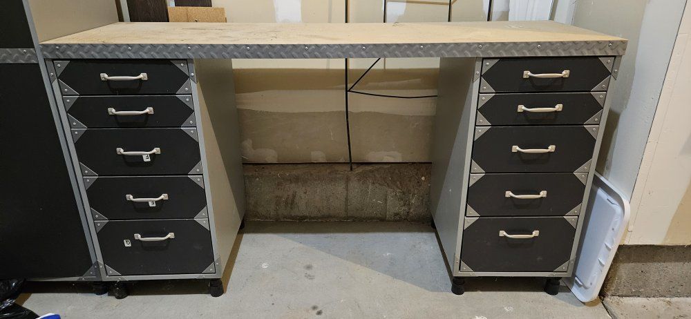 O'Sullivan 10-drawer work bench