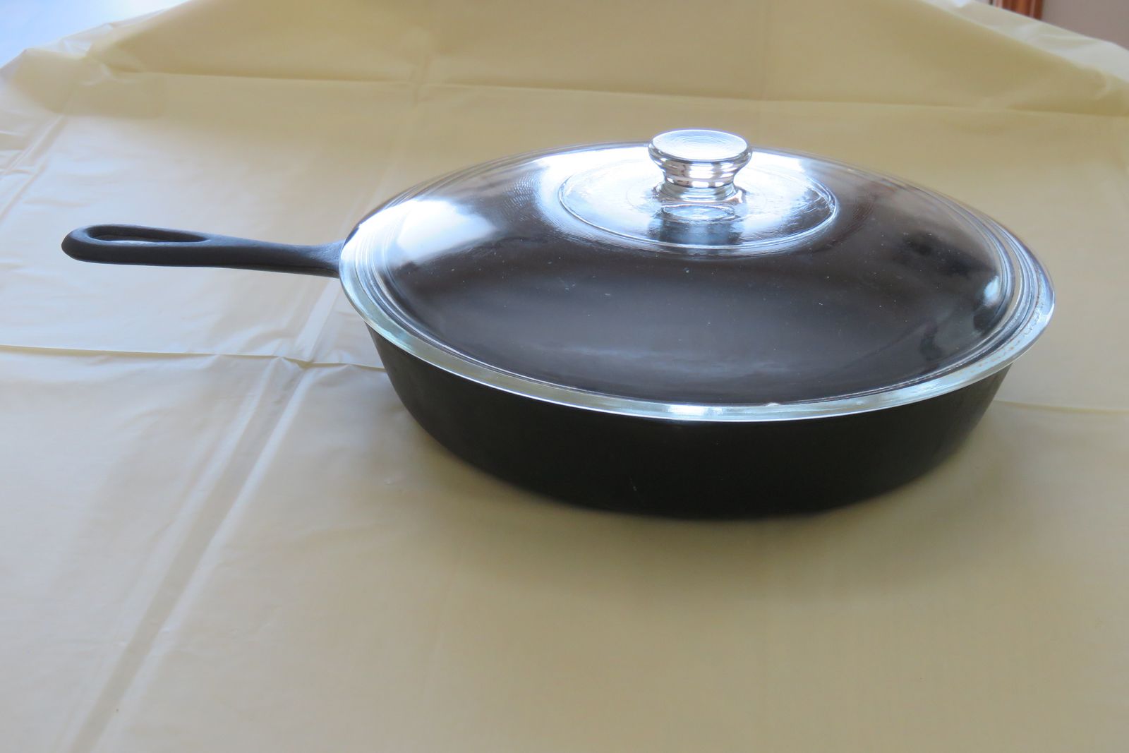 Vintage Cast Iron Skillet 10” with a Clear Glass Lid 