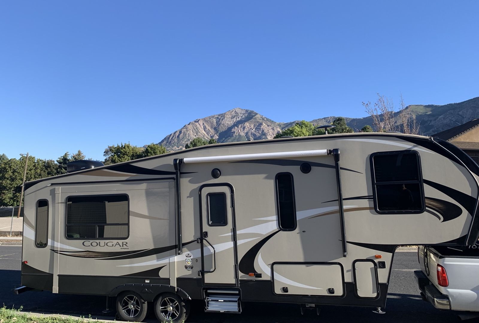 Beautiful 2018 32’ Keystone Cougar 5th Wheel