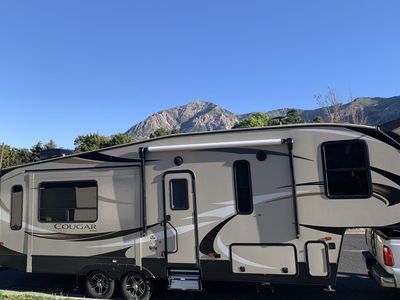 Beautiful 2018 32’ Keystone Cougar 5th Wheel