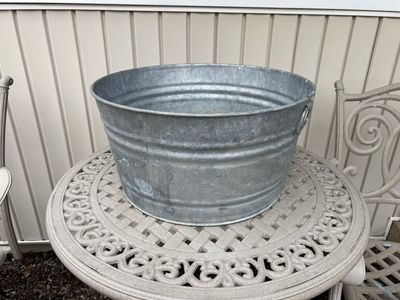 Vintage Galvanized Metal Tub/Bucket - Large Round Planter/Storage