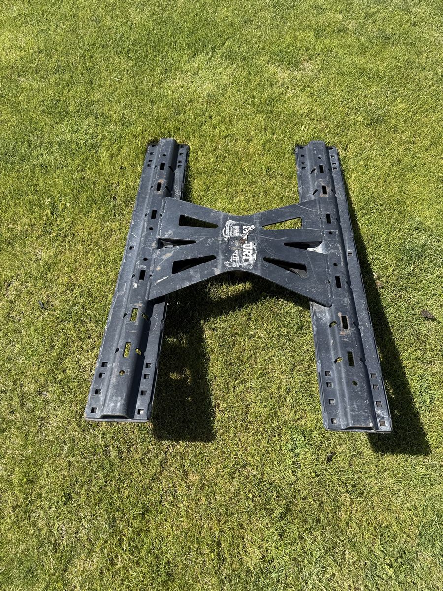 Curt 5th wheel rails for turnover ball