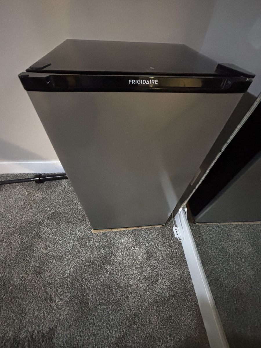 Mini fridge in great condition $75