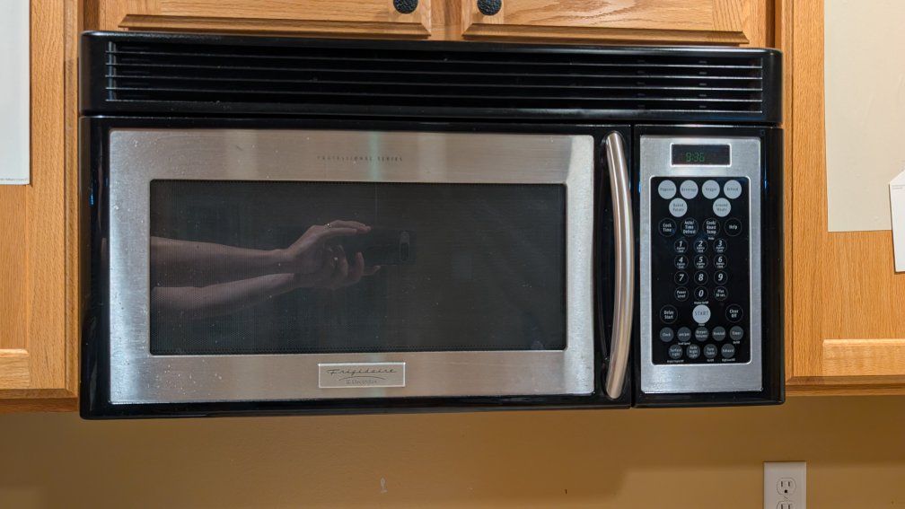 Frigidaire PLMV168CC1 Over-the-Range Microwave Oven - 1.58kW, Stainless Steel/Black, Made in Korea (2003)