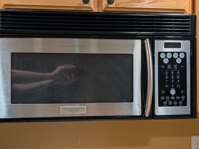 Frigidaire PLMV168CC1 Over-the-Range Microwave Oven - 1.58kW, Stainless Steel/Black, Made in Korea (2003)