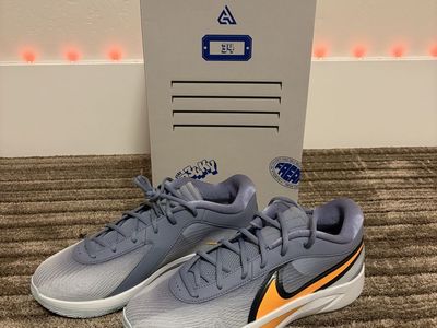 Giannis Freak 6 - Size 10.5 - Mens basketball Shoe