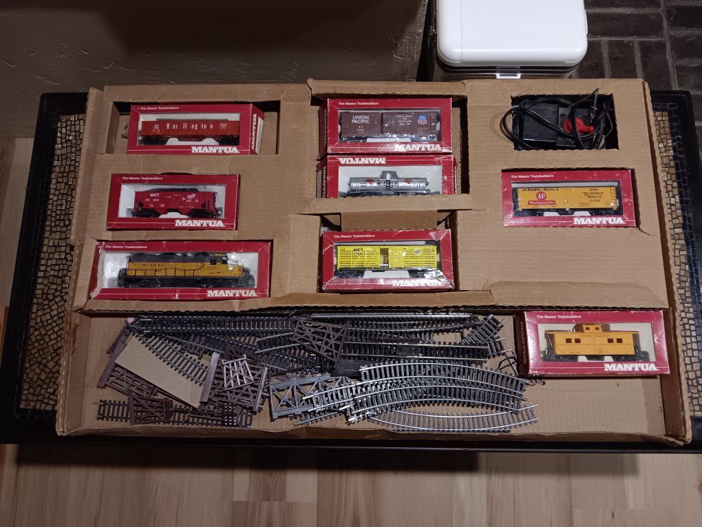 Vintage Mantua HO scale model train set, typically