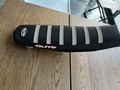GUTS complete seat for Yamaha 250/450