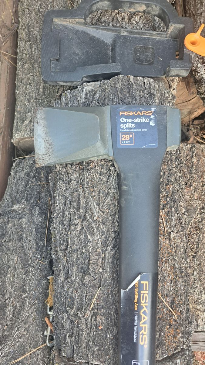 Fiskar 28 inch AX