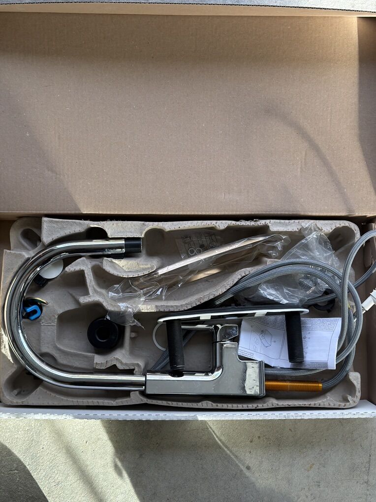 DELTA - Chrome Single Handle Faucet w/Spray