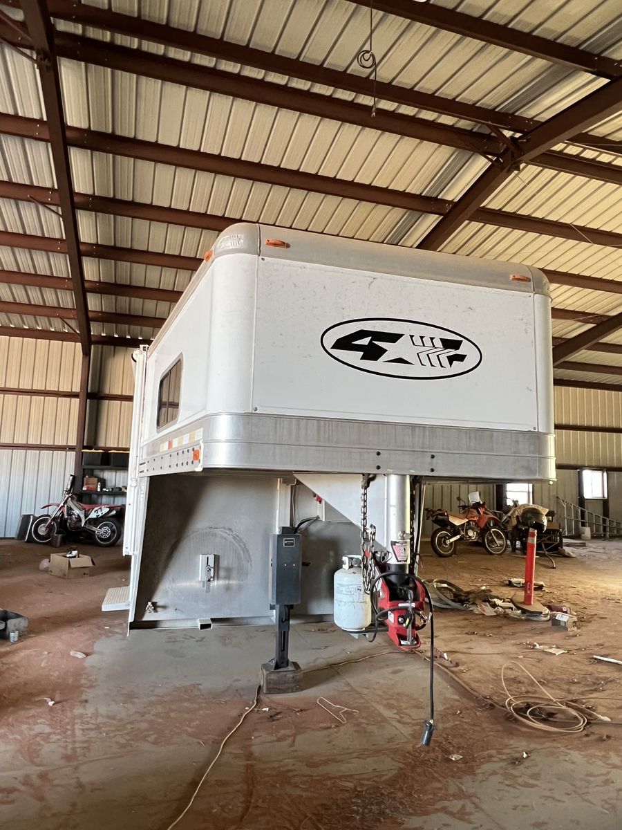 2009 4 star living quarter horse trailer