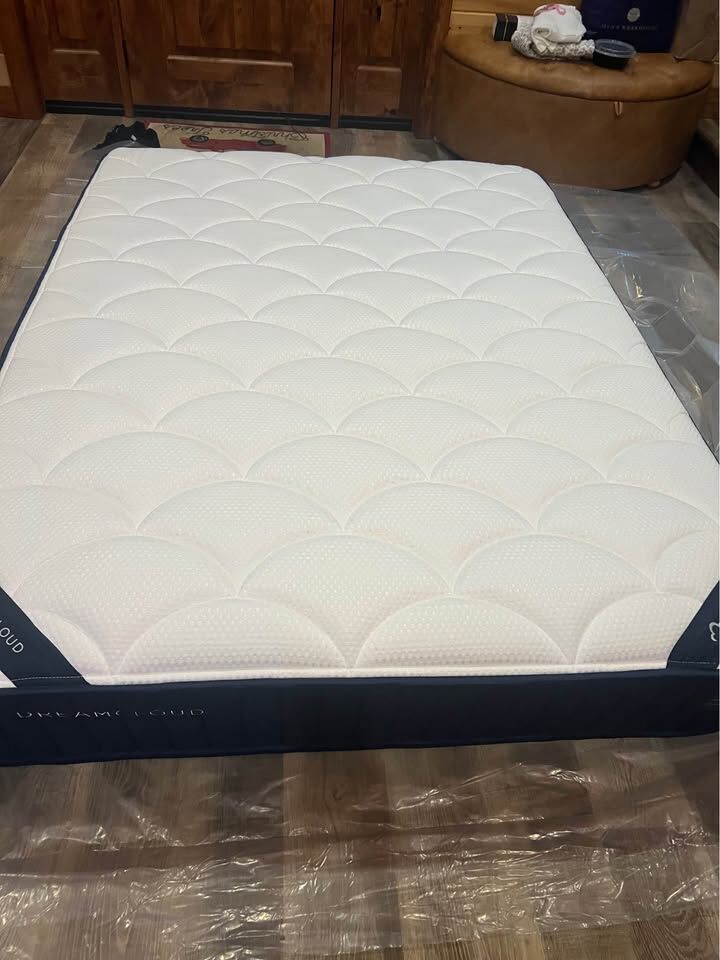 DreamCloud Luxury Queen Mattress - Like New!