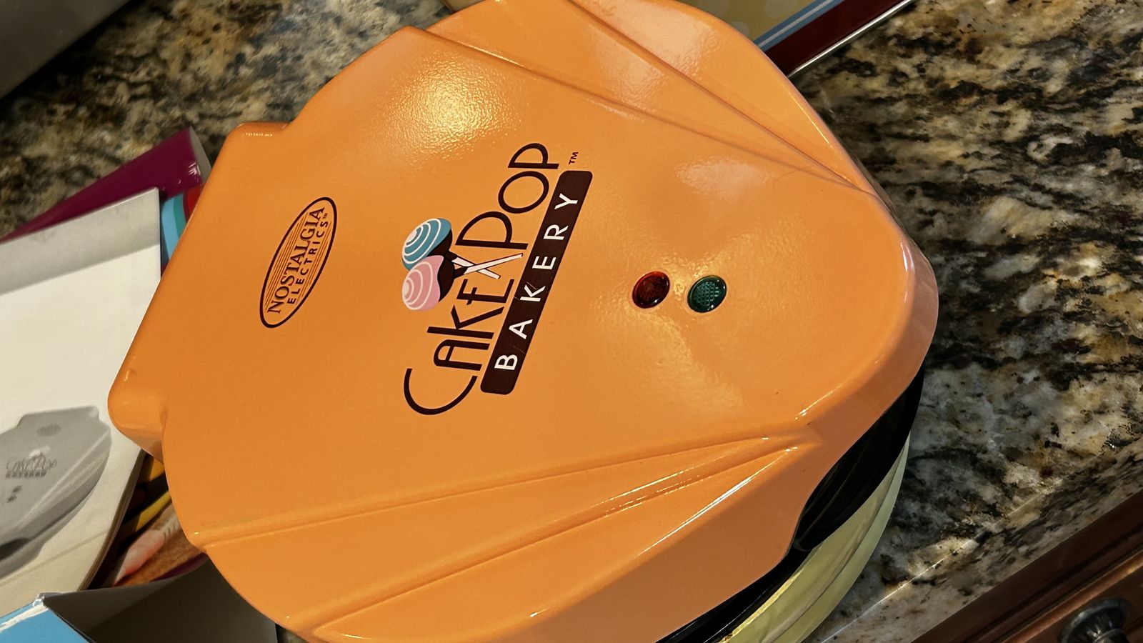 Cake Pop Bakery Kit In Nostalgia Tin