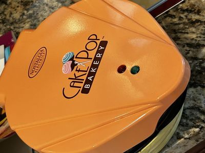 Cake Pop Bakery Kit In Nostalgia Tin