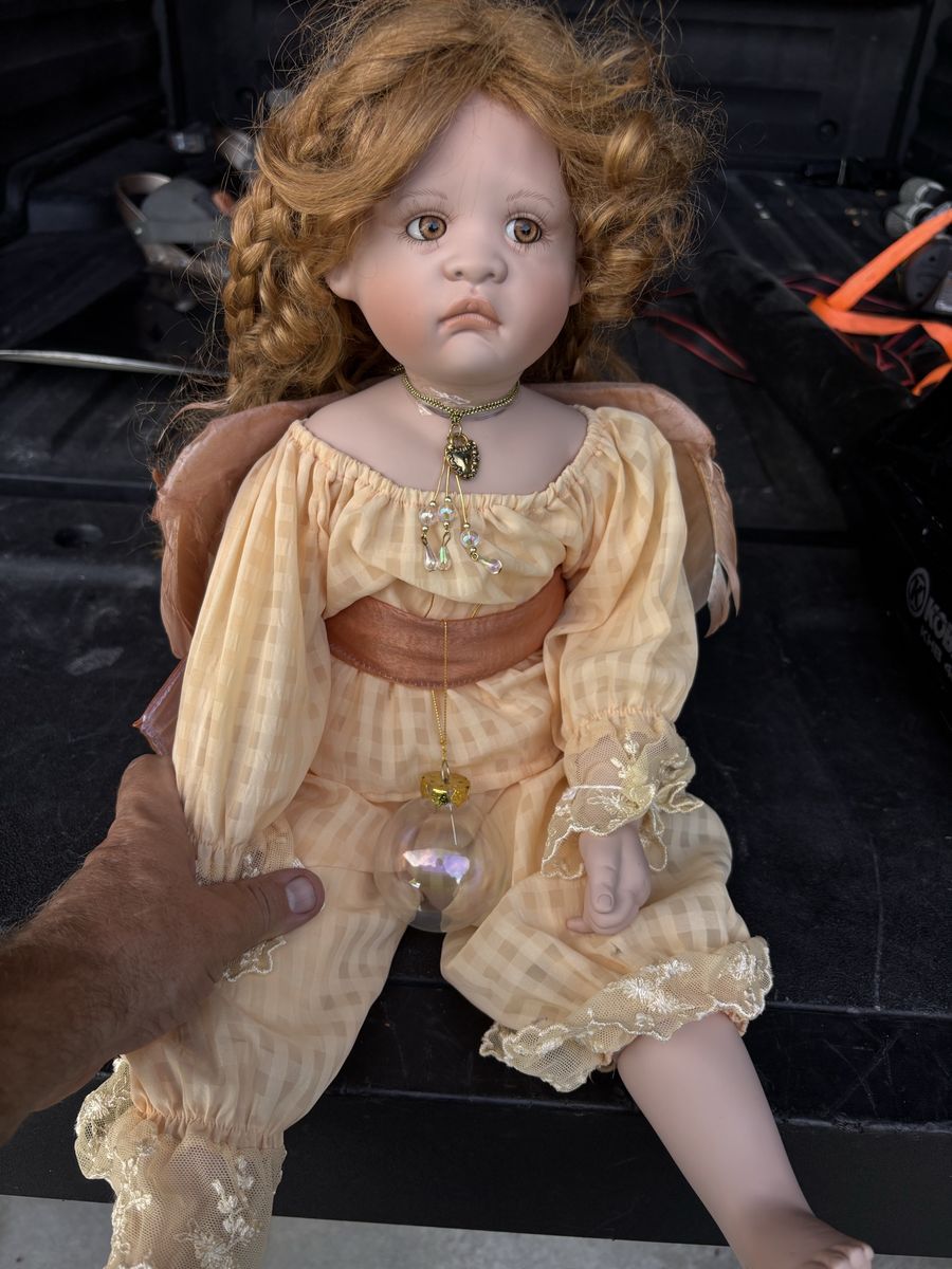 Linda Valentino michel limited edition 0103/1500 porcelain doll in nice condition