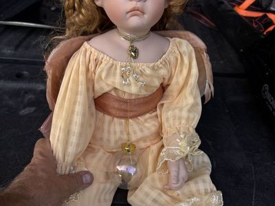 Linda Valentino michel limited edition 0103/1500 porcelain doll in nice condition
