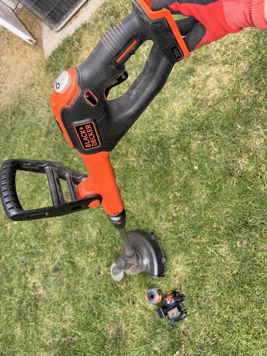 BLACK+DECKER LSTE522 20V Max Cordless Electric String Trimmer Edger EASYFEED