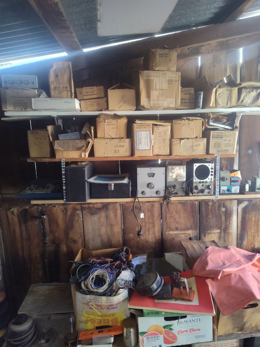 Wall of electric/electronic kits