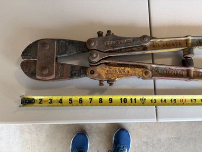 Bolt cutters