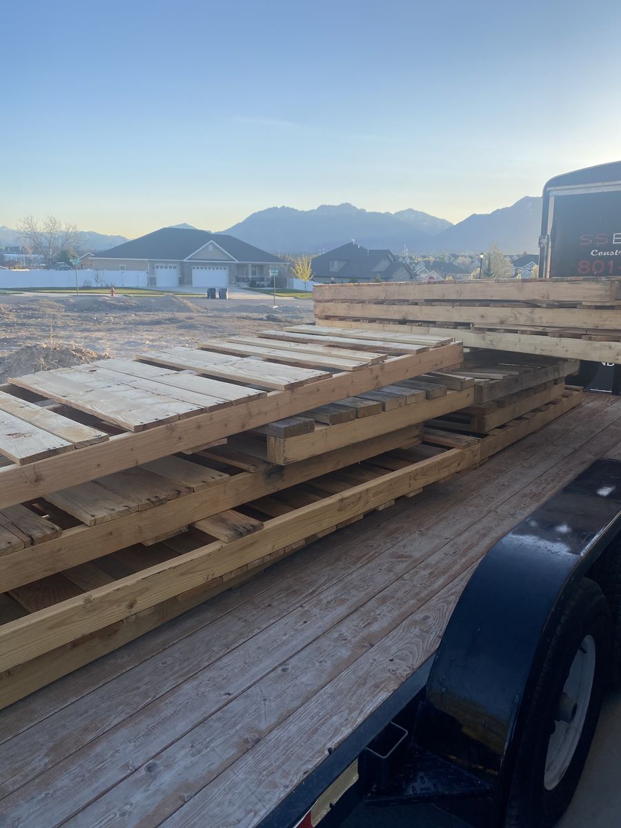 Tons of free pallets. Great lumber