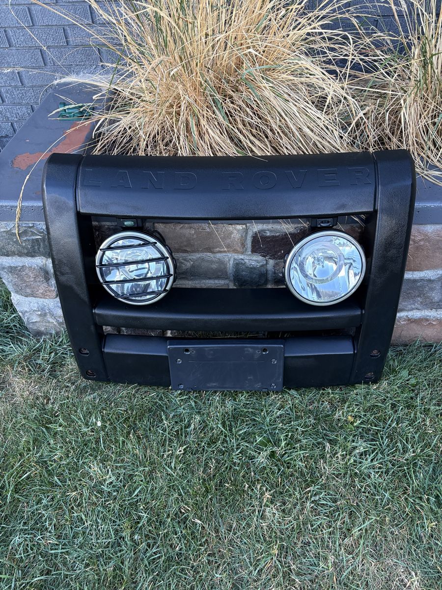 Land Rover LR3 Front bumper pad with fog lights