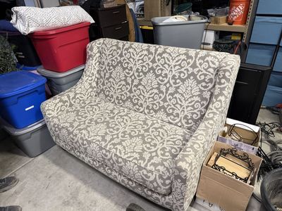 Gray & White Damask Pattern Loveseat - Compact 2-Seater Sofa for Small Spaces