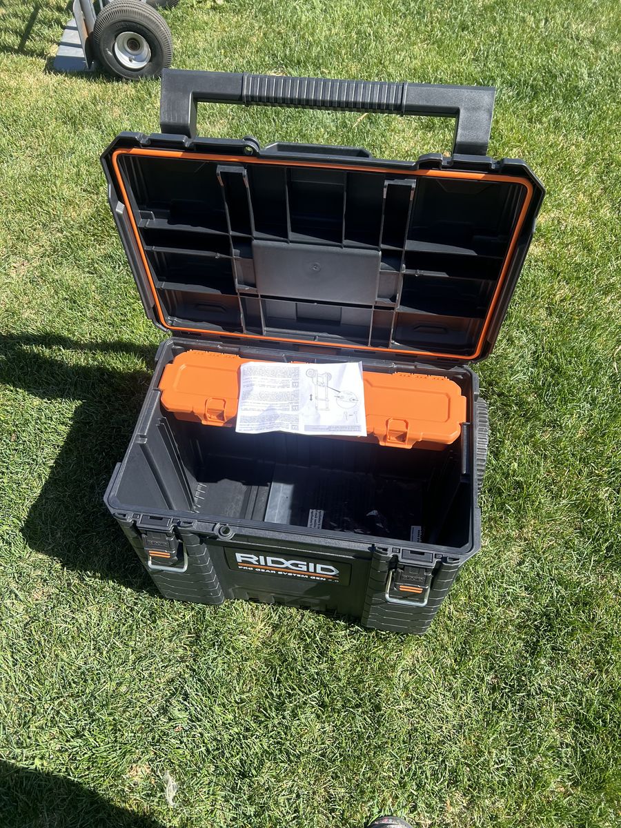 Rigid tool box on wheels brand new