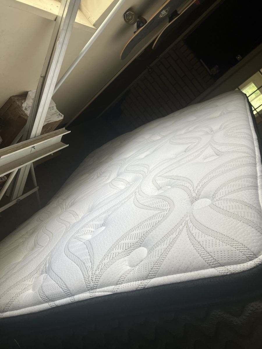 Queen mattress pillow top Ashley 12”