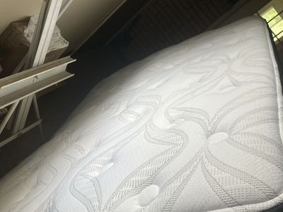 Queen mattress pillow top Ashley 12”