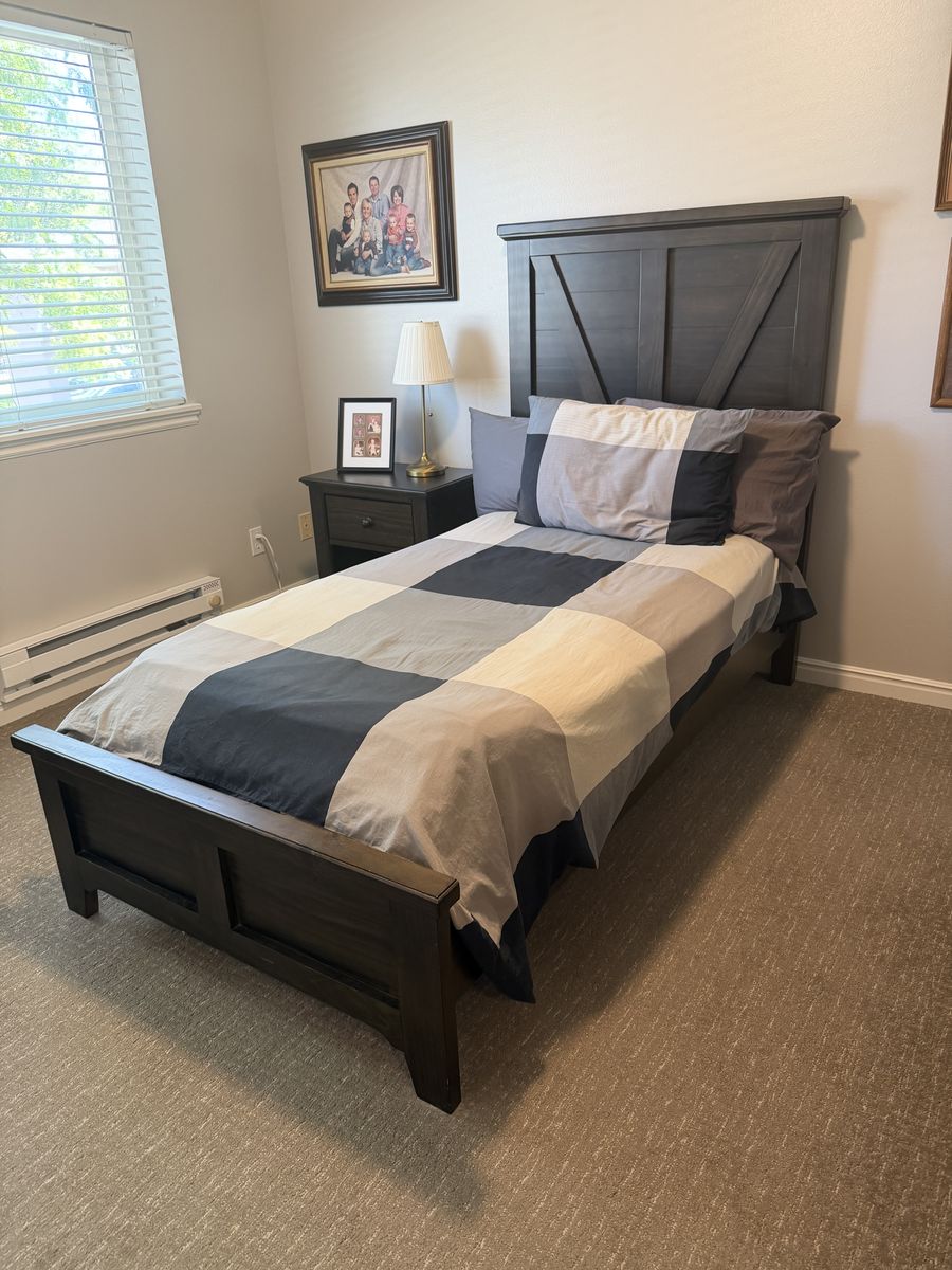 Twin Bedroom Furniture Set – Excellent Condition