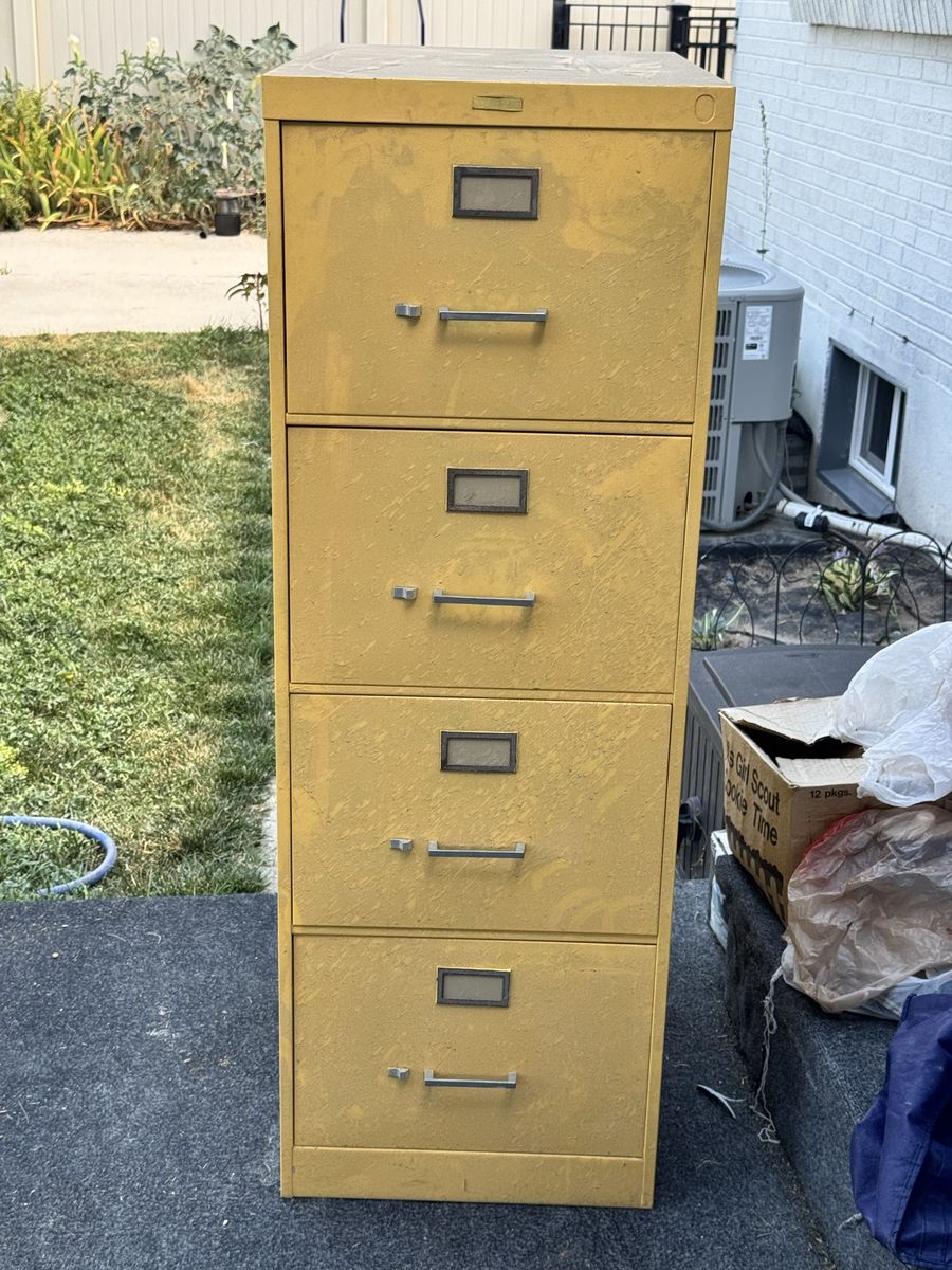 Metal cabinet with five drawers -yellow              ((FREE FREE FREE FREE
