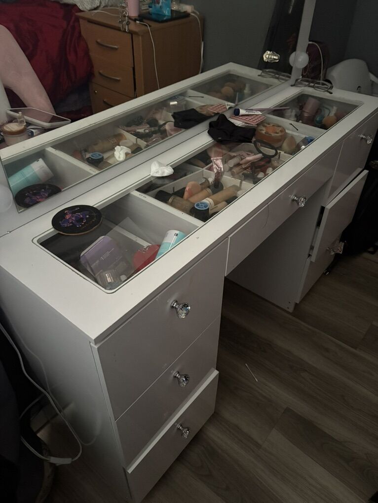 Vanity With Lights And Drawers