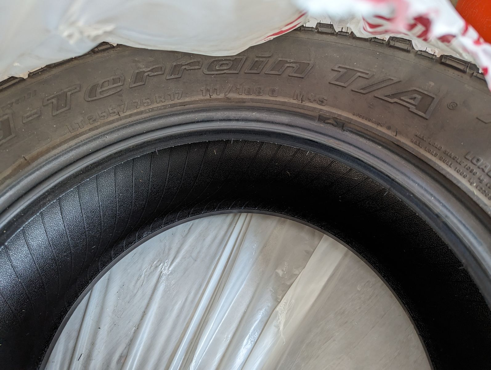 Tire 255/75R17