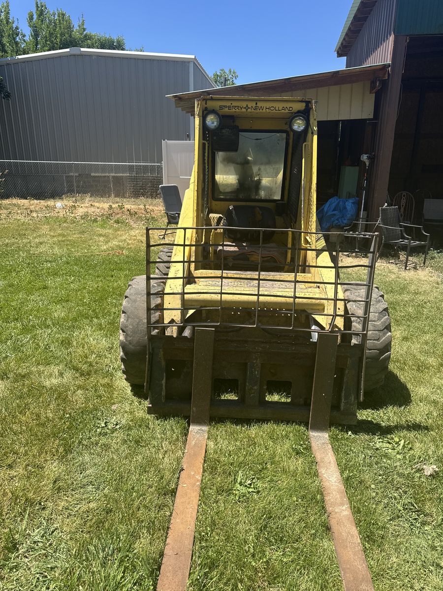 New Holland L-779