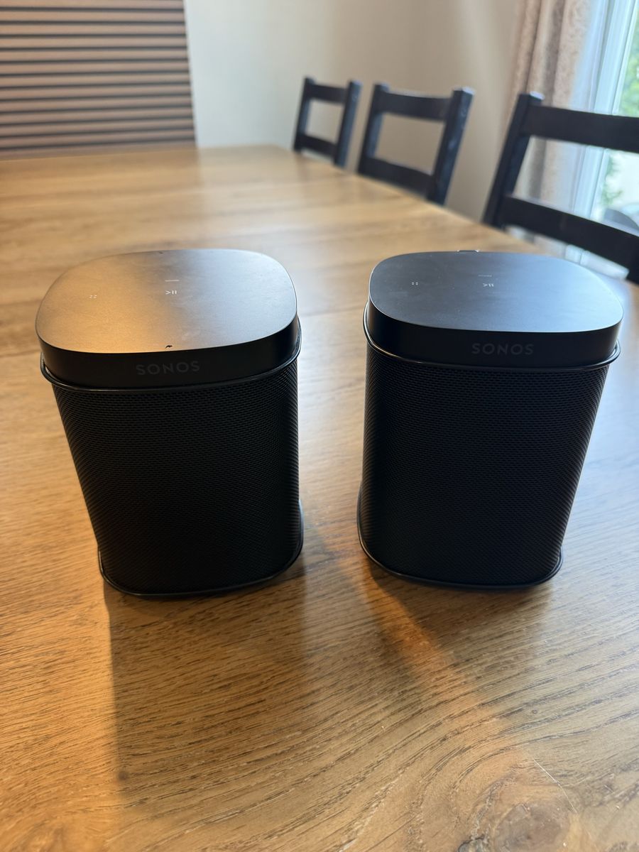 Sonos surround speakers Inc wall mounts 