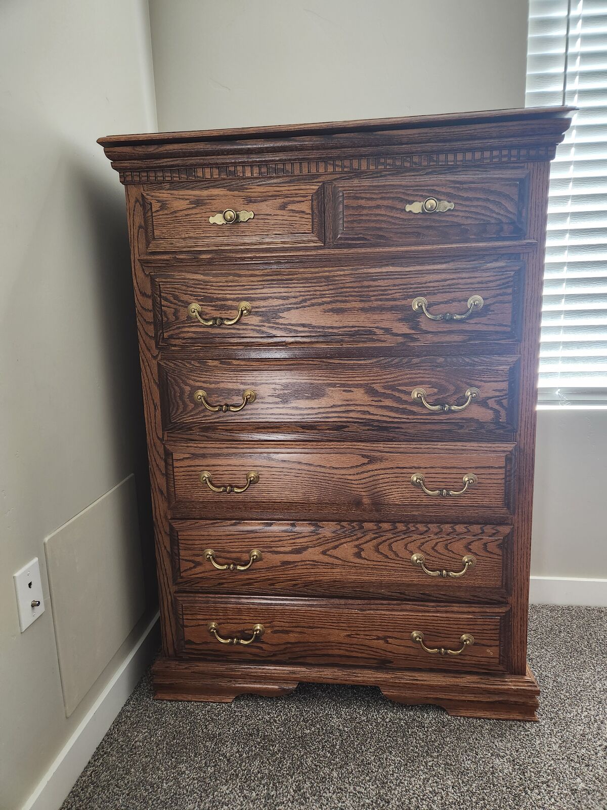 Oak7 Drawer Upright Dresser with Top Jewelry Section