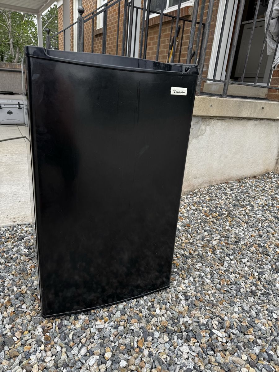 4.4 cu ft mini fridge - black