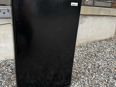 4.4 cu ft mini fridge - black