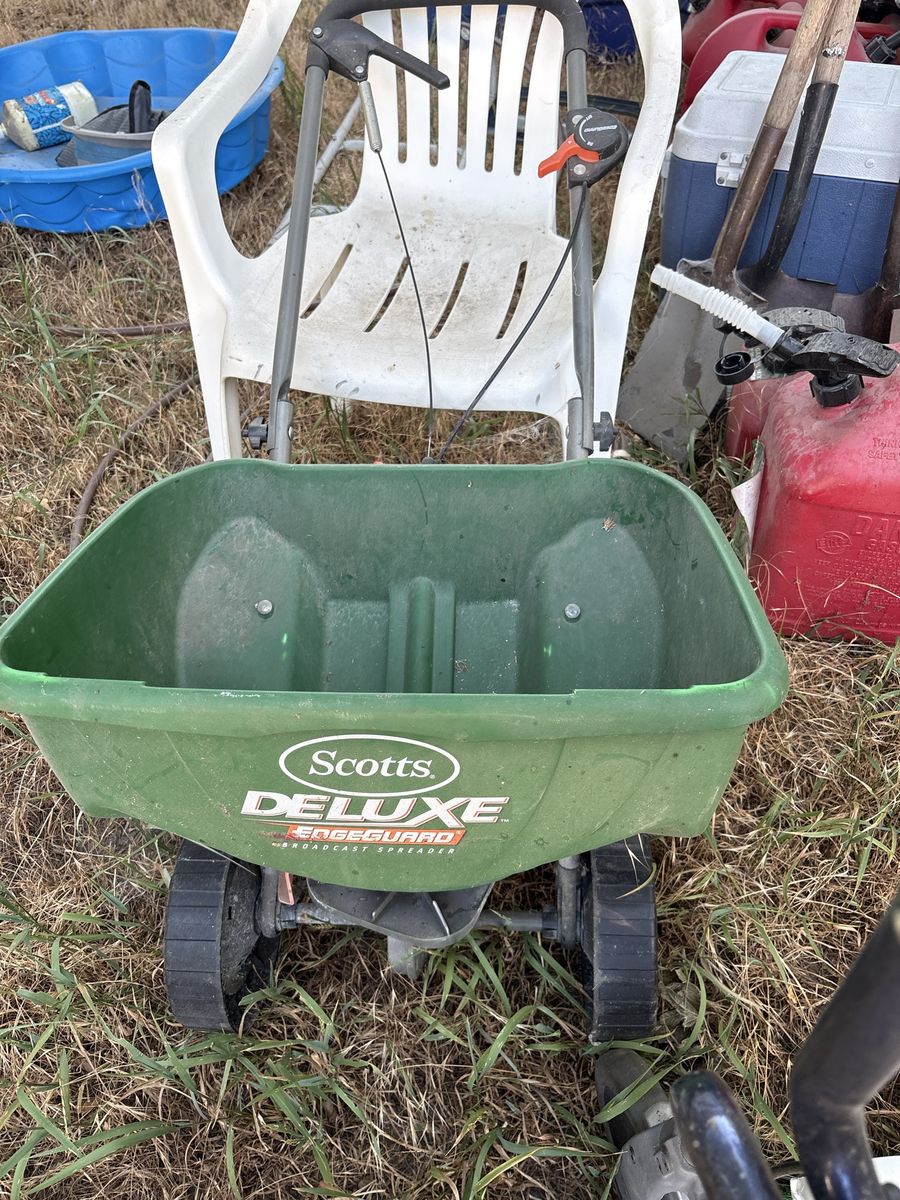 Scotts Deluxe EdgeGuard Broadcast Spreader