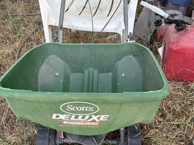 Scotts Deluxe EdgeGuard Broadcast Spreader